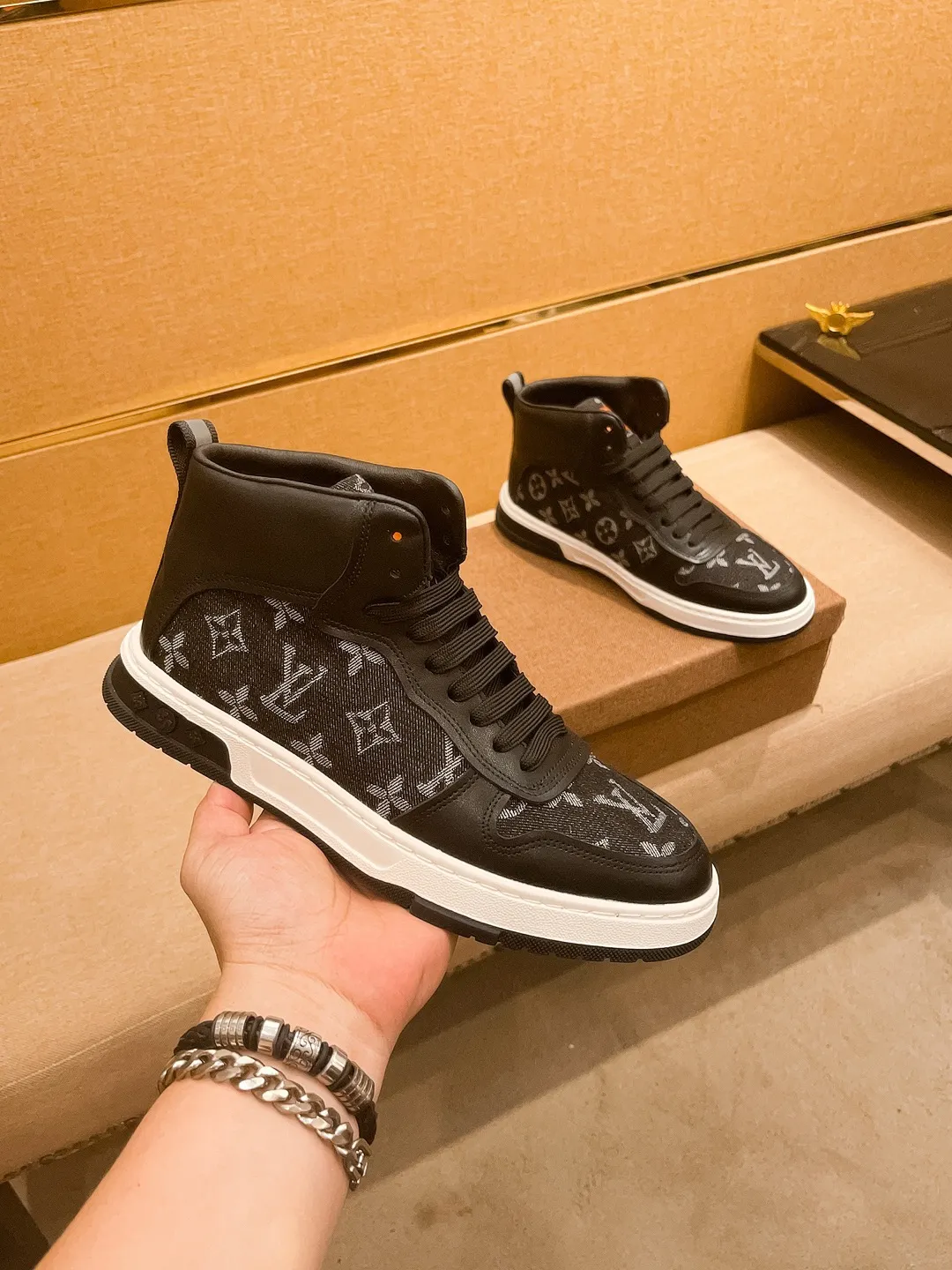 Men's shoes 💰 440💰【 LV 】🔥 Louis Vuitton, high-end men's shoes brand, official website 1:1 latest masterpiece: the upper is made of first-layer cowhide imported from Italy with a comfortable and breathable lining➕original non-slip and wear-resistant outsole🔥, making walking more convenient and comfortable! An exclusive new model, a stunning work, a beautiful 1:1 replica [color] compared to the official quality! Create a fashionable personality to set off your uniqueness! A must-have for trendy men! Classic🔥Size: 38-44 Color: 🔥Multiple colors available🔥